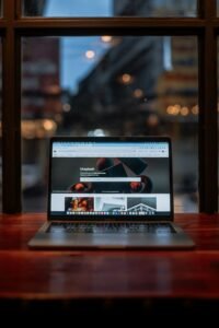 Portátil con una página de fotografías abierta sobre una mesa