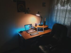 Espacio de trabajo con un portátil y una tableta