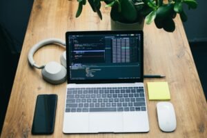 Portátil con código y entorno de trabajo digital para representar integraciones, APIs y automatización